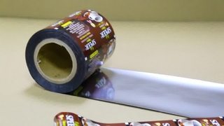 Material de embalagem para impressão em cores com marca personalizada em massa para marcas de varejo globais