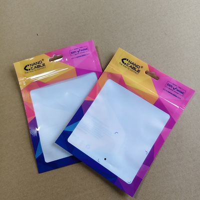 Sacos de vedação de três lados com alta visibilidade para embalagens de pequenos acessórios eletrônicos.