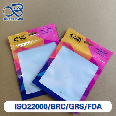 Sacos de vedação de três lados com alta visibilidade para embalagens de pequenos acessórios eletrônicos.